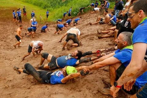 Ежегодная гонка по грязи Run Mud в Тель-Авиве . Тут забавно