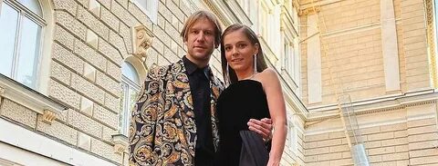 Иван Дорн в расшитом сюртуке и в обнимку с красавицей женой 