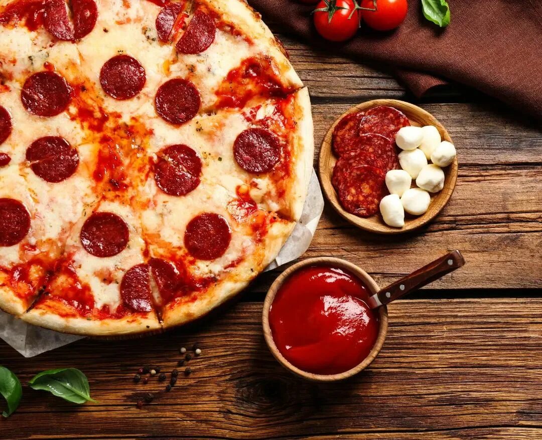 фото пицца пепперони на столе фото 15