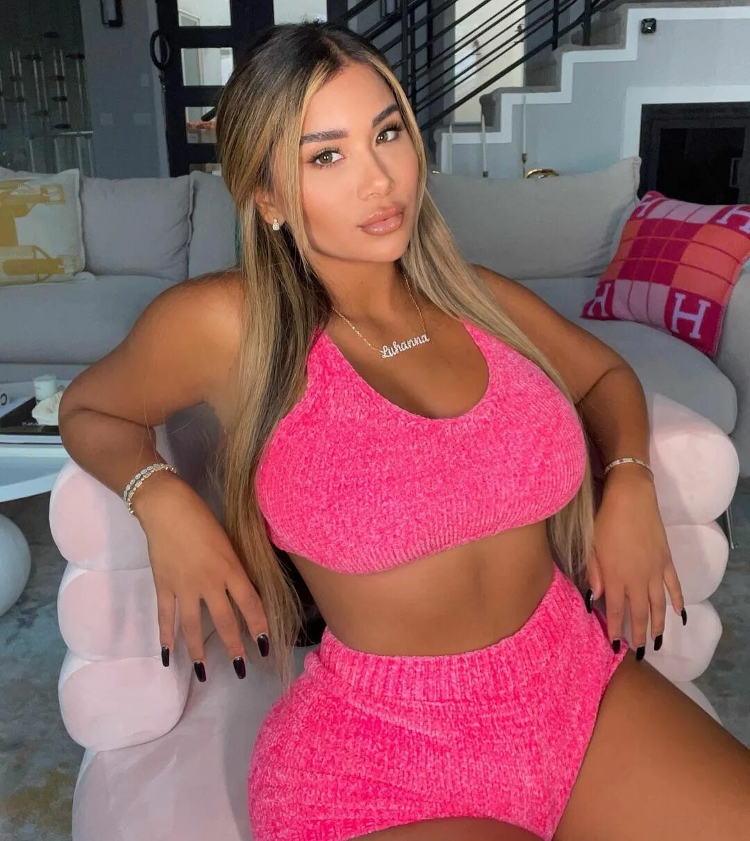 Luhanna 💖 в Instagram: "Favorite color 💖" .