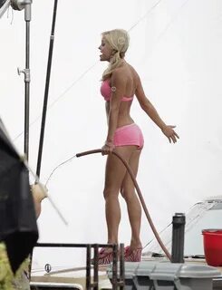 Sexy actress Anna Farris pink bikini pictures on the set of 