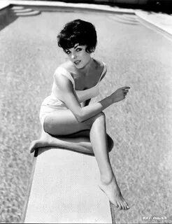 Joan-Collins-Feet-281796.jpg ImageBan.ru - Надёжный фотохост