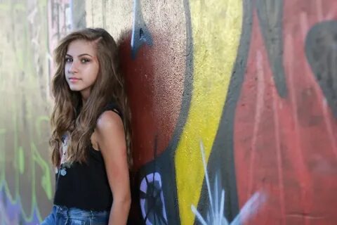 Photo of teenage girl by the wall with graffiti free image d