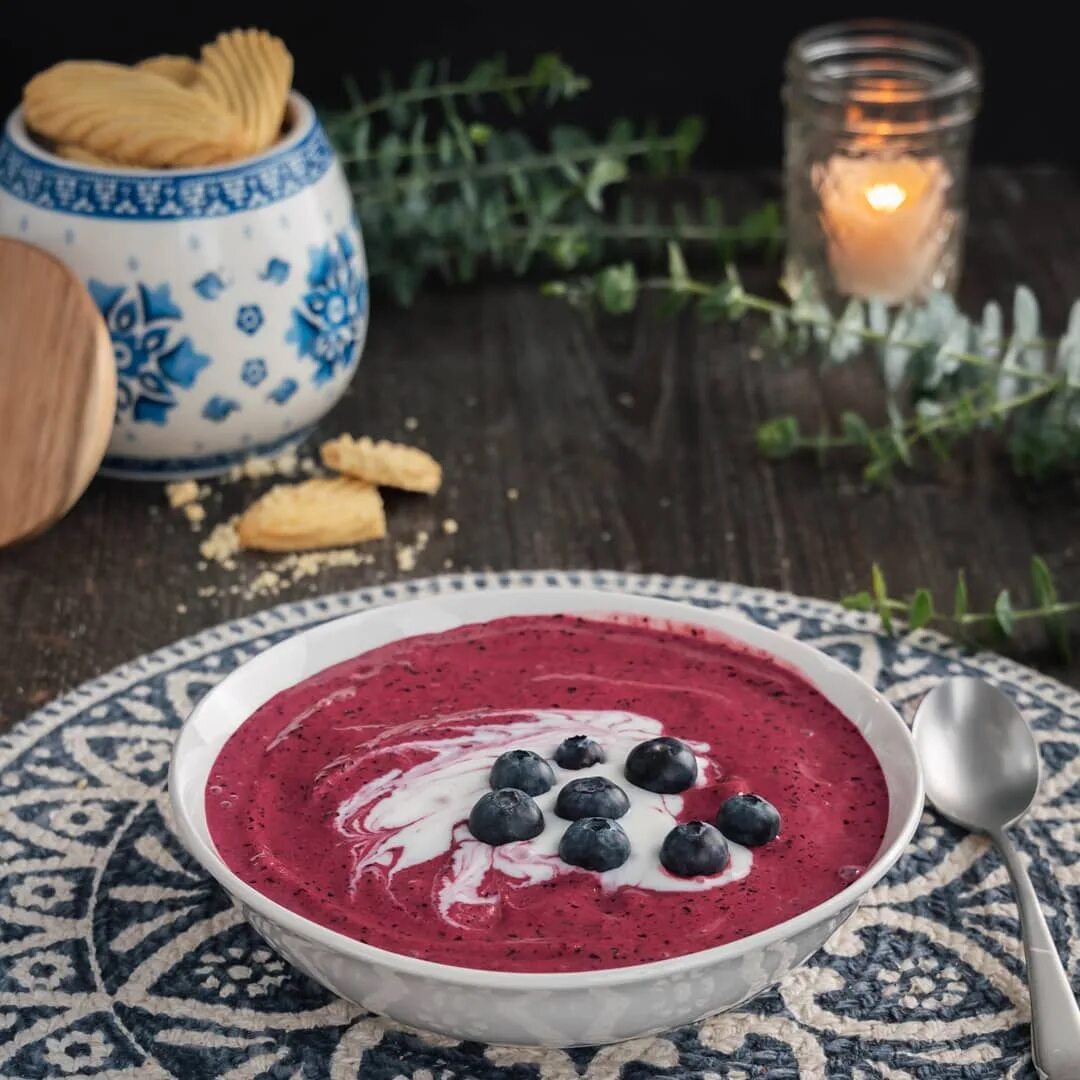 Start your #SmoothieSaturday spooning with our cold blueberry smoothie bowl...