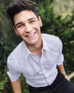 Sebastian silva youtuber, cator y cantante Colombiano. Retrô