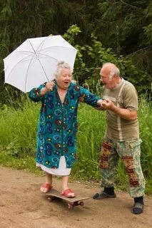16 Elderly Couples Prove You’re Never Too Old To Have Fun Gr