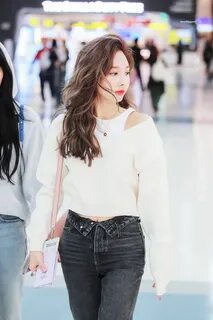 191026 Messy hair Nayeon Fashion, Twice clothing, Kpop fashi