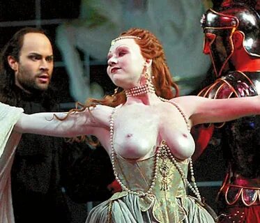 Londra, il topless sbarca anche all'Opera - Galleria - Repub