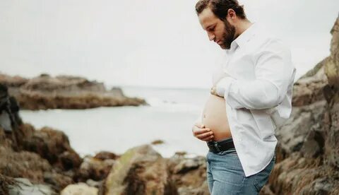 Expecting dad stages own pregnancy photo shoot, shows belly 