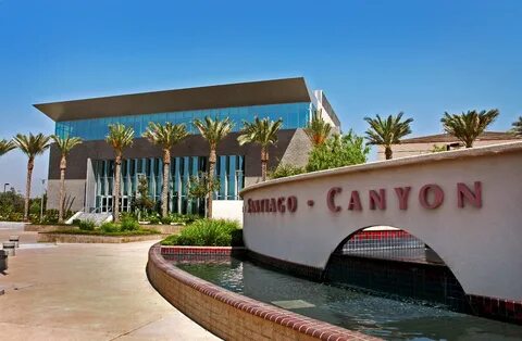 Đại Học Santiago Canyon College Kỷ Niệm 15 Năm Bằng Buổi Trì