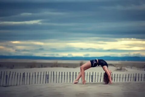 Девушка гимнастка на песке Обои на рабочий стол