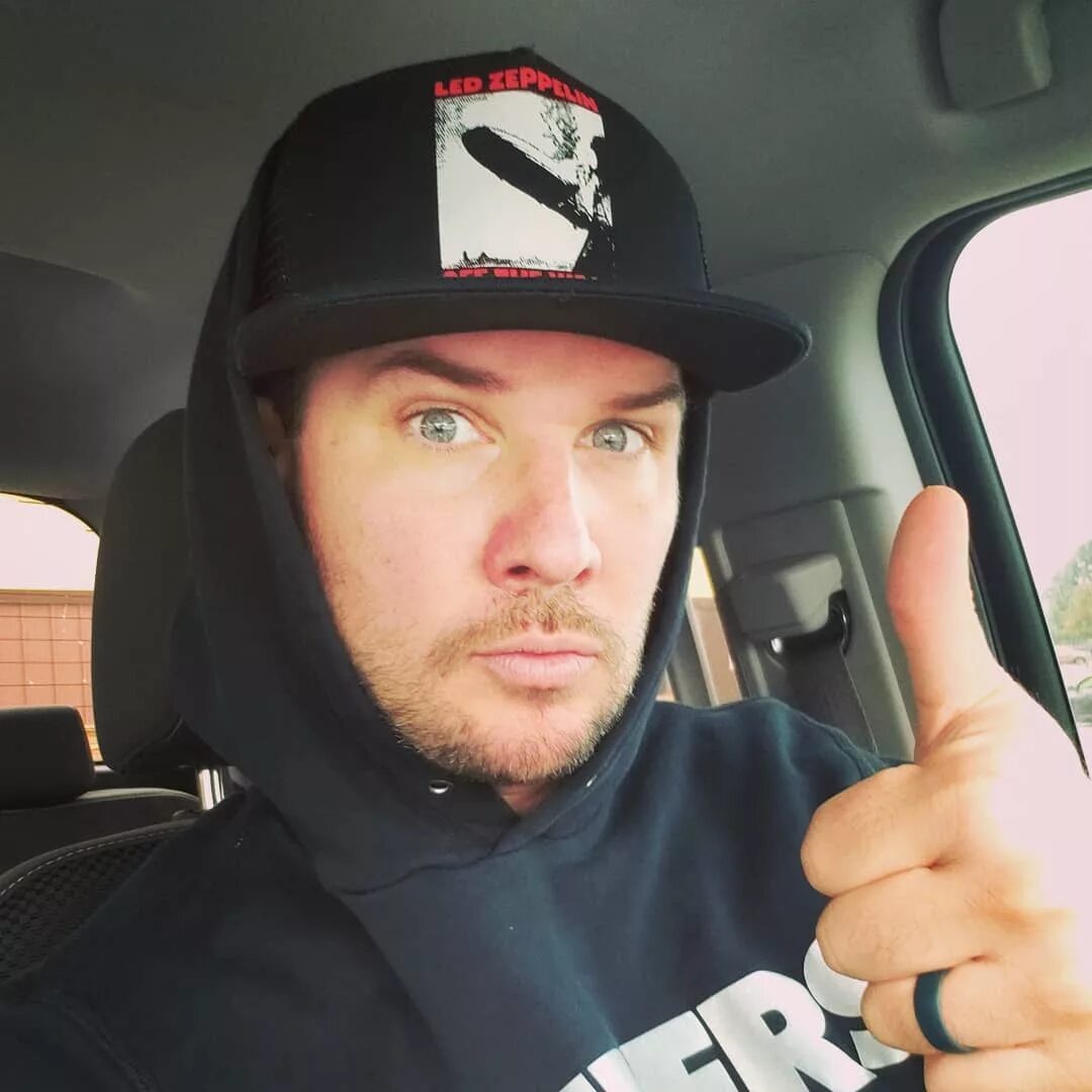 Ryan Merriman в Instagram: "The look I give when hoodie season is here...