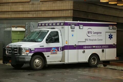 Машина скорой помощи медицинского центра NYU Langone в центр
