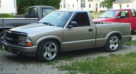 00 Chevy S-10 with 4/6 drop and 18" Iroc wheels