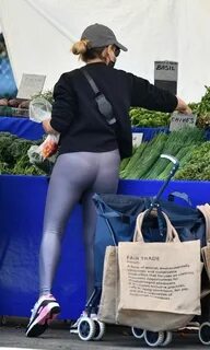 Sarah Michelle Gellar in a Pair of Yoga Pants and Classic Ni