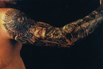 Реалистичная тату в виде механической руки - фото татуировок