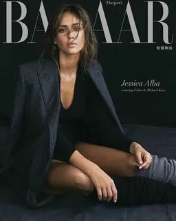 Le blazer gris foncé à rayures porté par Jessica Alba sur le