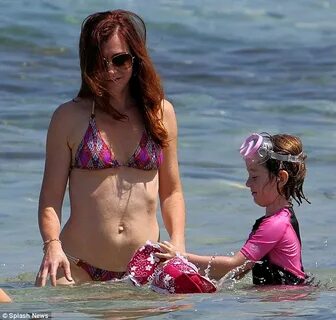 Alyson Hannigan shows off her incredible bikini body as she 