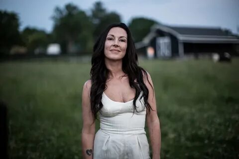 Amanda Shires & Andrew Leahey Play The Big Barn In Texas - D