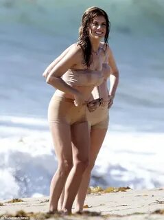 Кейт Уолш (47 лет) на пляже в Малибу на съемках ее нового се