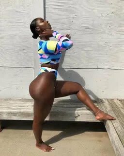 Сочная чернокожая женщина - шоколадная модель с большой попк