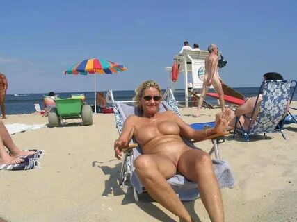 Reife frauen nackt am strand bilder Eine einsame Frau ist na