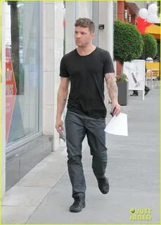 Ryan Phillippe Takes a Trip to Aspen for the First Time!: Ph