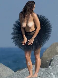 Myla Dalbesio en topless durante un posado para Sports Illus