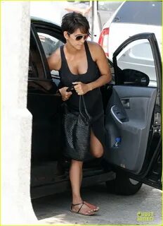 Halle Berry: Pregnancy Glowing Fabric Shopping!: Photo 29051