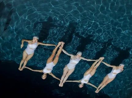Photographing LA’s Captivating Synchronised Swimmers Photogr