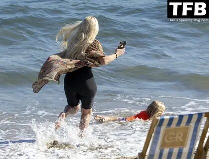 Tori Spelling Sexy - Mom To The Rescue (10 Photos) #TheFappe