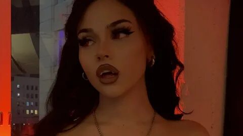 Maggie Lindemann made our Halloween with the 'Scissorhands' 