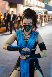 File:Mortal Kombat cosplay girl at E3 2012.jpg - Wikimedia C