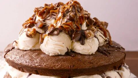 Calling all Snickers lovers: this brownie ice cream cake wil