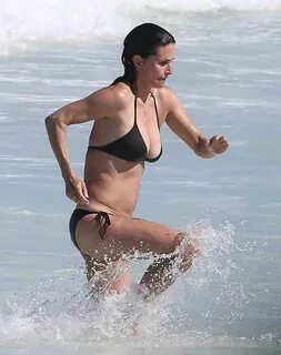 Courteney Cox Relaxing At the beach in the Bahamas - Celebzz