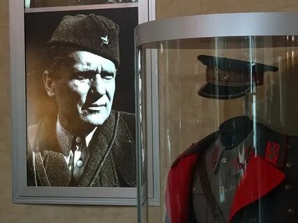 Датотека:Marshal Tito Portrait and Uniform - Military Museum - Belgrade - S...