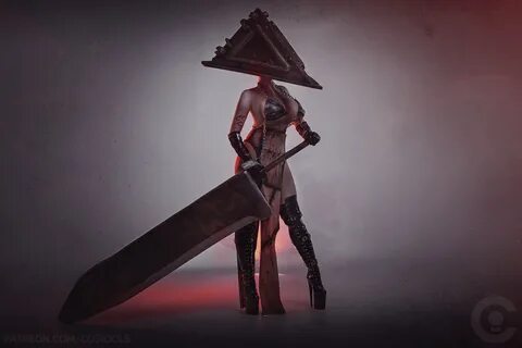Очень сексуальный Пирамидоголовый - косплей на монстра из Si