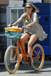Анна-Линн МакКорд (AnnaLynne McCord) катается на велосипеде 