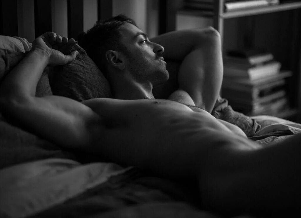 Публикация в Instagram Matteo Lane: "Naked in a bed. 