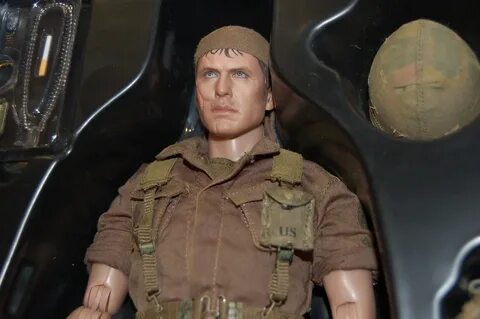 HT SGT BARNES 10 Hot Toys MMS 141 - Platoon - Sergeant Bob. 