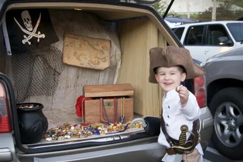 Lyndsay and the Johnsons: Happy Halloween, Me Hearties! Trun