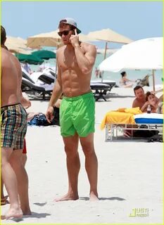 Full Sized Photo of blake griffin shirtless beach 08 Photo 2