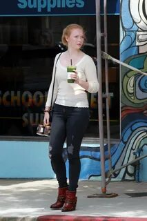 MOLLY QUINN Out and About in Studio City 13/09/2017 - HawtCe