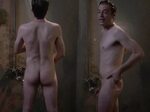 Justin Kirk, completamente desnudo, enseña el pene y el culo