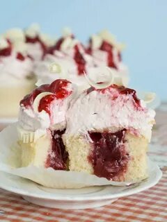 White Chocolate Strawberry Cupcakes With a Cream Cheese Fros