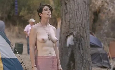 Gaby Hoffmann, desnuda, muestra las tetas en 'Transparent' -