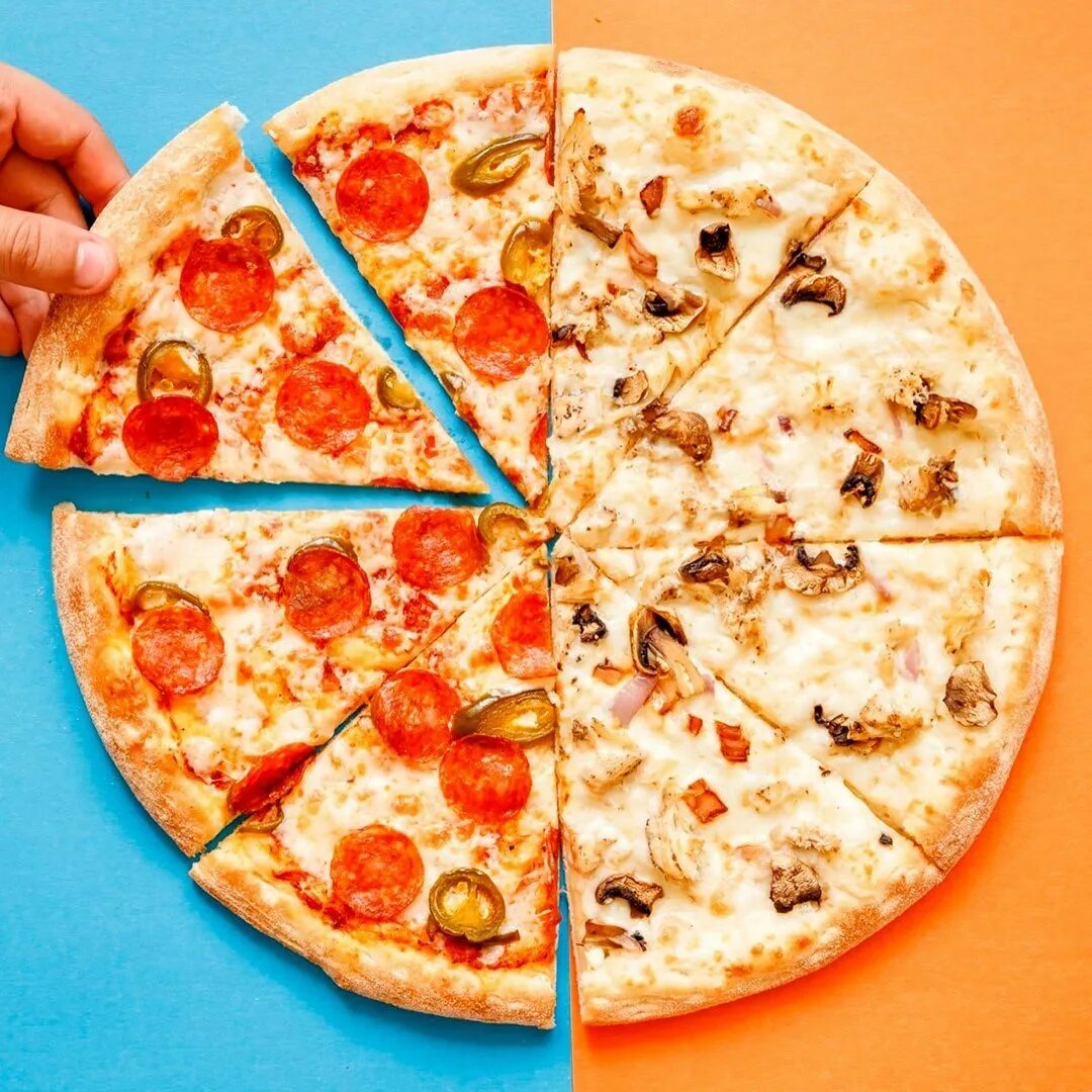 три пиццы одна с фруктами одна с овощами и соусом одна с мясом хорошая пицца фото 57