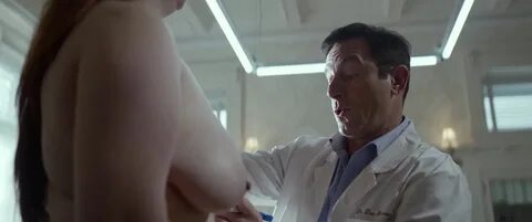 Кира Джонсон голая - Тёмное зеркало (2018) .