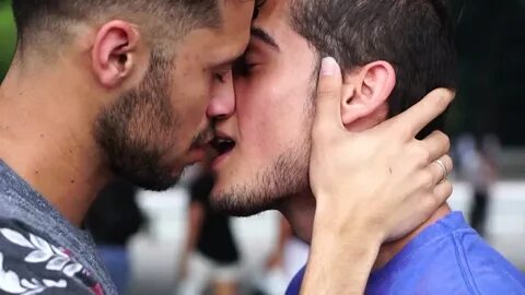 Каждый пятый ВИЧ-положительный гей в России скрывает свой ст