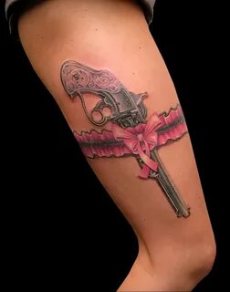 На ноге татуировка пистолет (59 фото)